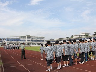 2012高一新生军训一景