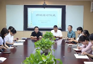 青蓝携手，共育桃李  ——金山高级中学举行教师师徒结对仪式