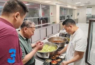高考前夕，於学林书记和袁兵校长对金山高级中学食堂进行细致检查